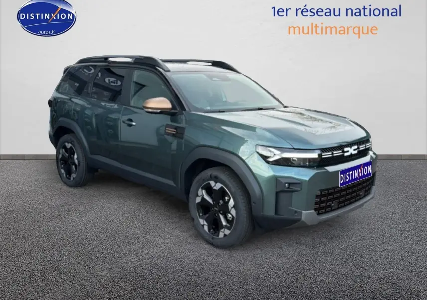 Vue 3/4 avant droite du Dacia Bigster vert cèdre avec rétroviseurs couleur cuivre et jantes noires distinctives.