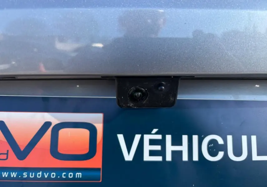 Gros plan sur la caméra de recul intégrée au hayon gris foncé du Citroën C5 X 2024 PureTech 130 EAT8 Plus.