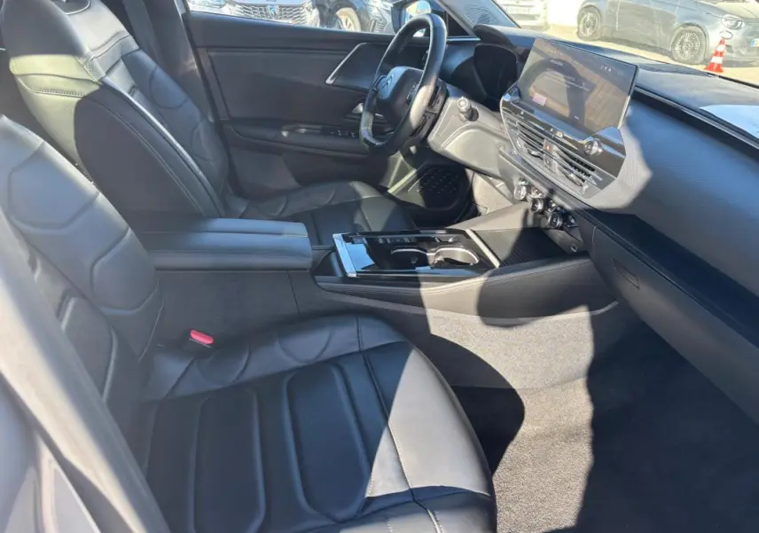 Vue intérieure côté conducteur du Citroën C5 X 2024 avec sièges en cuir noir et écran tactile central.