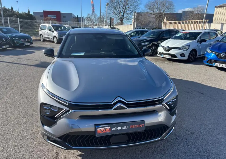 Vue avant d'une Citroën C5 X gris foncé 2024 avec phares LED distinctifs et calandre chromée.