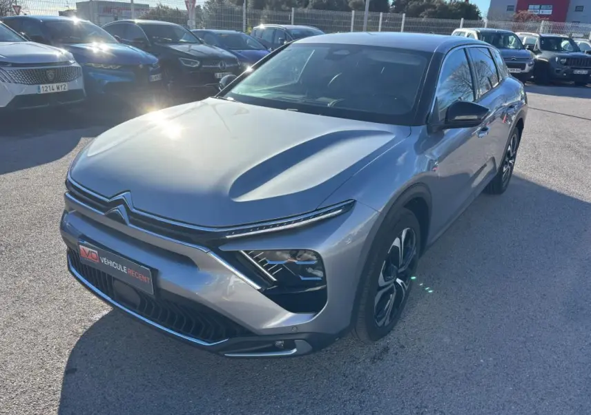 Citroën C5 X gris foncé vue 3/4 avant droit, avec jantes alliage 19 pouces et feux LED distinctifs.