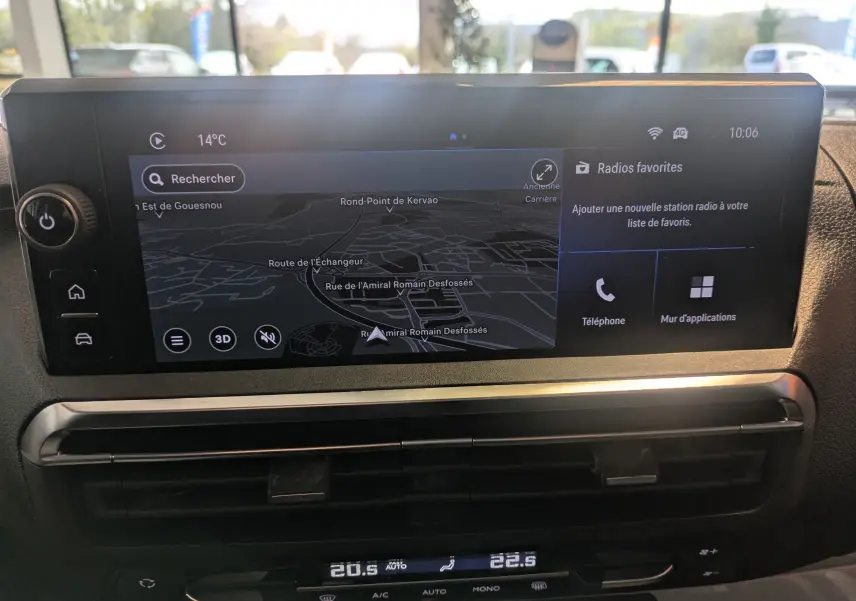 Écran tactile central du tableau de bord de l’Opel Vivaro Fourgon XL blanc, affichant la navigation GPS et les options multimédia.