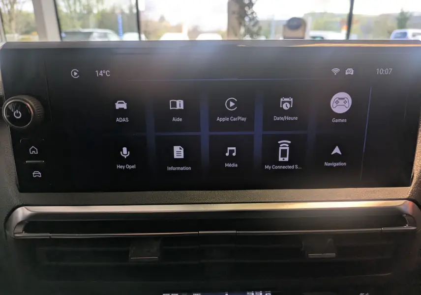 Écran tactile central de l’Opel Vivaro Fourgon blanc, affichant les options multimédia et connectivité.