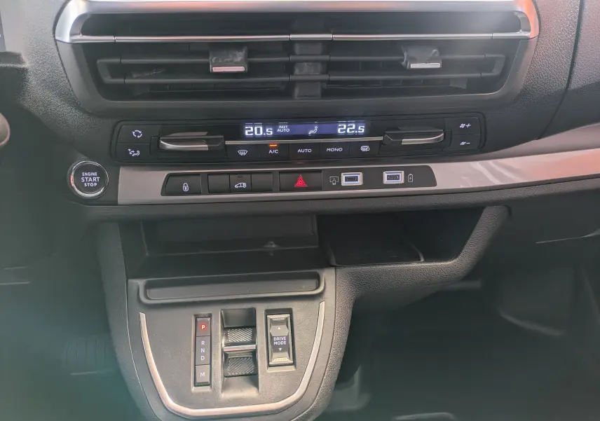 Vue rapprochée du tableau de bord de l’Opel Vivaro Fourgon XL 2024, avec commandes climatisation et boîte auto.