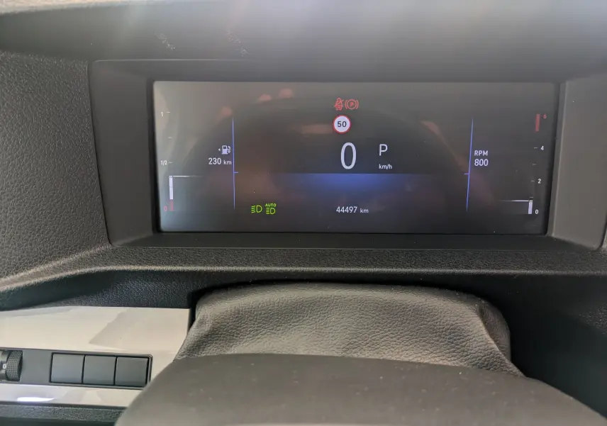 Vue rapprochée du tableau de bord numérique du fourgon Opel Vivaro XL blanc, affichant la vitesse à 0 km/h et 44 497 km au compteur.