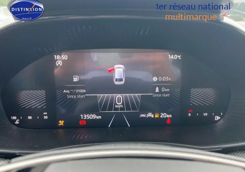 Tableau de bord numérique de Skoda Fabia 2025 affichant la vitesse à 0 km/h et 13 509 km au compteur.