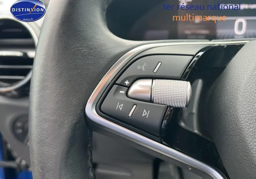 Gros plan sur les commandes audio au volant cuir d'une Skoda Fabia bleu, version 1.0 TSI Evo2 95 Selection 2025.