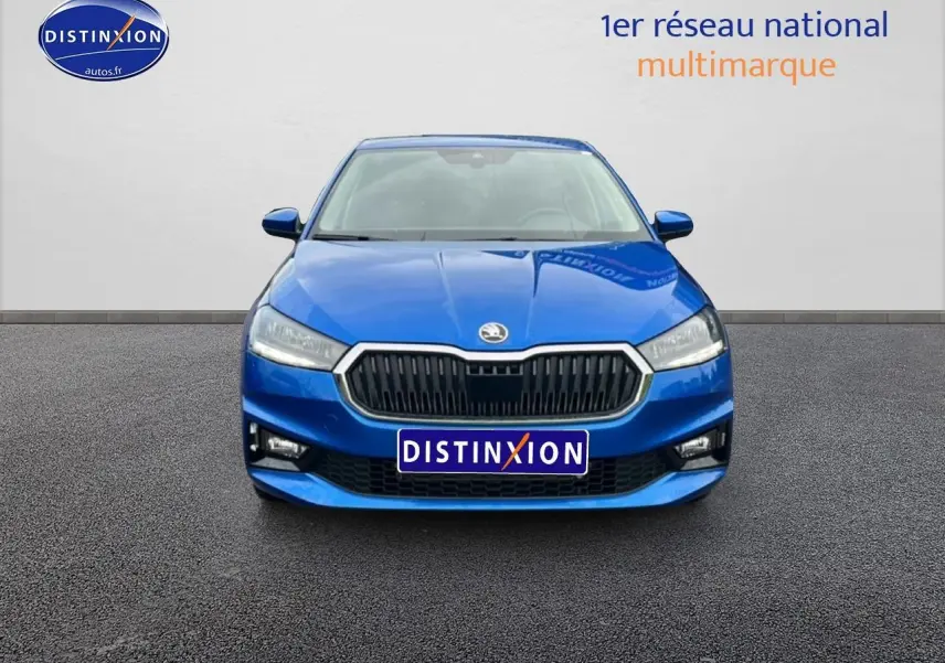 Vue avant d'une Skoda Fabia bleu vif, mettant en valeur sa calandre noire et ses phares LED distinctifs.