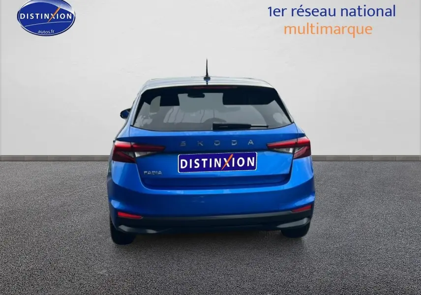 Vue arrière d'une Skoda Fabia bleu 2025 avec feux arrière LED et becquet arrière distinctif.
