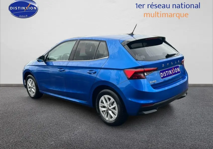 Vue 3/4 arrière droite d'une Skoda Fabia bleu 2025 avec jantes alu et feux arrière LED.
