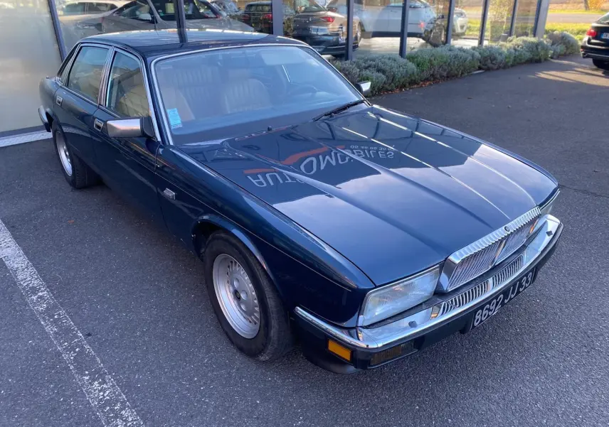 Jaguar XJ6 3.6 Sovereign bleu vue 3/4 avant gauche, avec calandre chromée et jantes alliage d'origine.