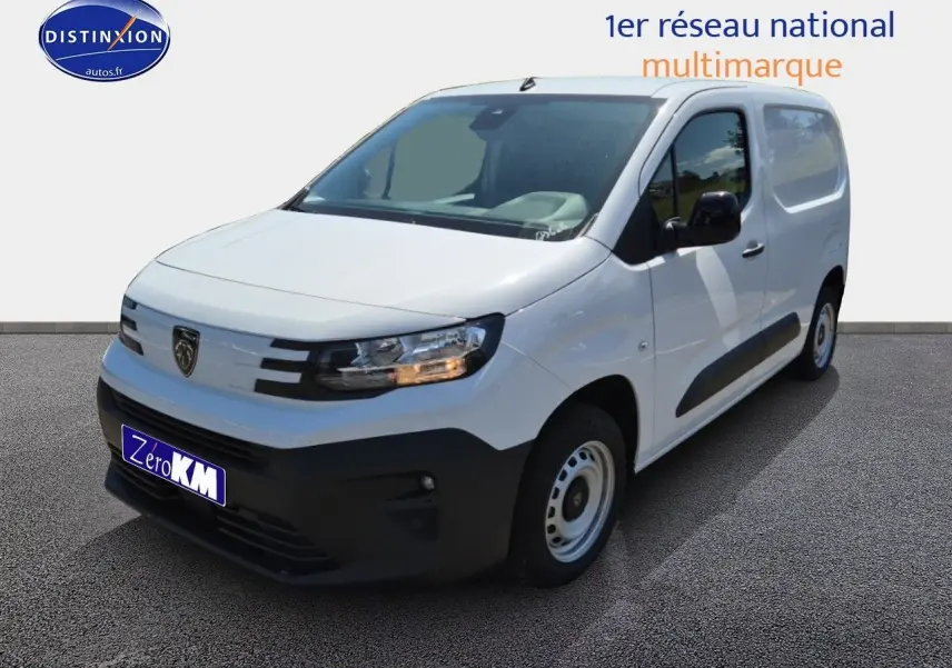 Vue 3/4 avant droite d'un Peugeot Partner blanc 2025 avec pare-chocs noirs et jantes acier simples.