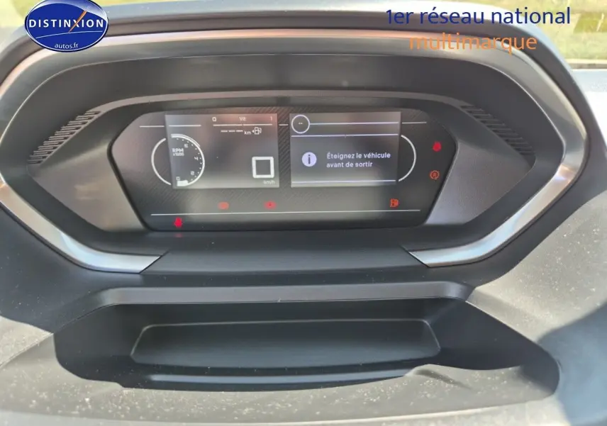 Tableau de bord numérique du Peugeot Partner 2025 affichant un message d'arrêt, vue frontale rapprochée.