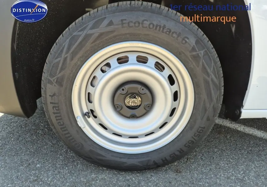 Gros plan sur la roue avant gauche du Peugeot Partner 2025 blanc avec jante acier et pneu Continental EcoContact 6.