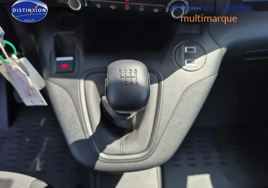 Le levier de vitesses manuel noir en gros plan dans l'habitacle du Peugeot Partner 2025.