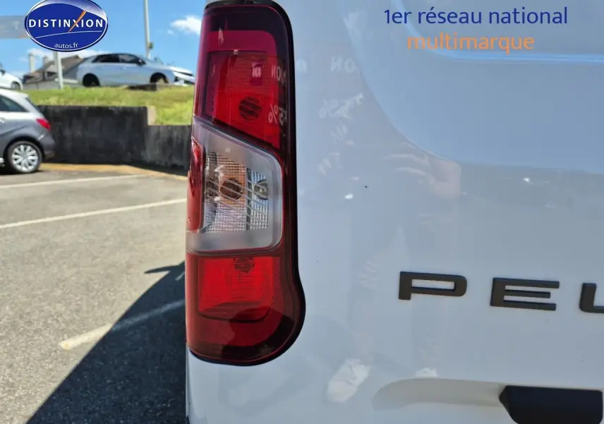 Feu arrière gauche d'un Peugeot Partner 2025 blanc, vue rapprochée sur l'arrière du véhicule.
