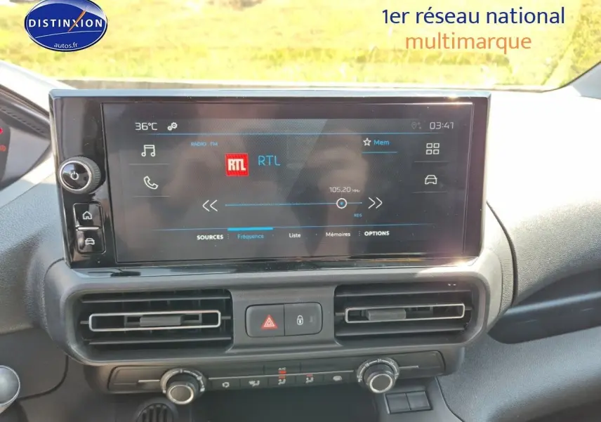 Vue intérieure du tableau de bord du Peugeot Partner 2025, écran tactile affichant la radio RTL, ambiance claire.