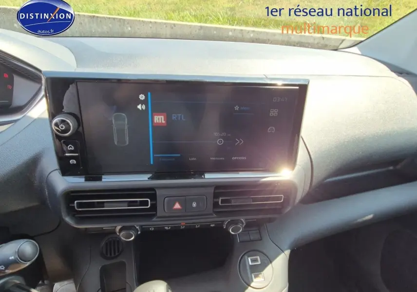 Tableau de bord intérieur du Peugeot Partner 2025, vue frontale centrée sur l'écran tactile et les commandes noires.