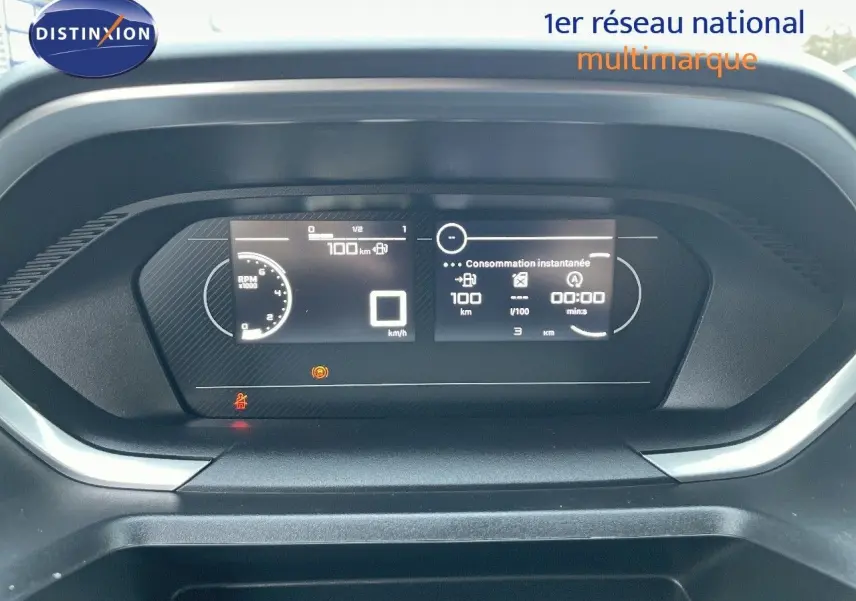 Tableau de bord numérique du Peugeot Partner 2025 affichant la consommation instantanée et le compteur à 0 km/h.