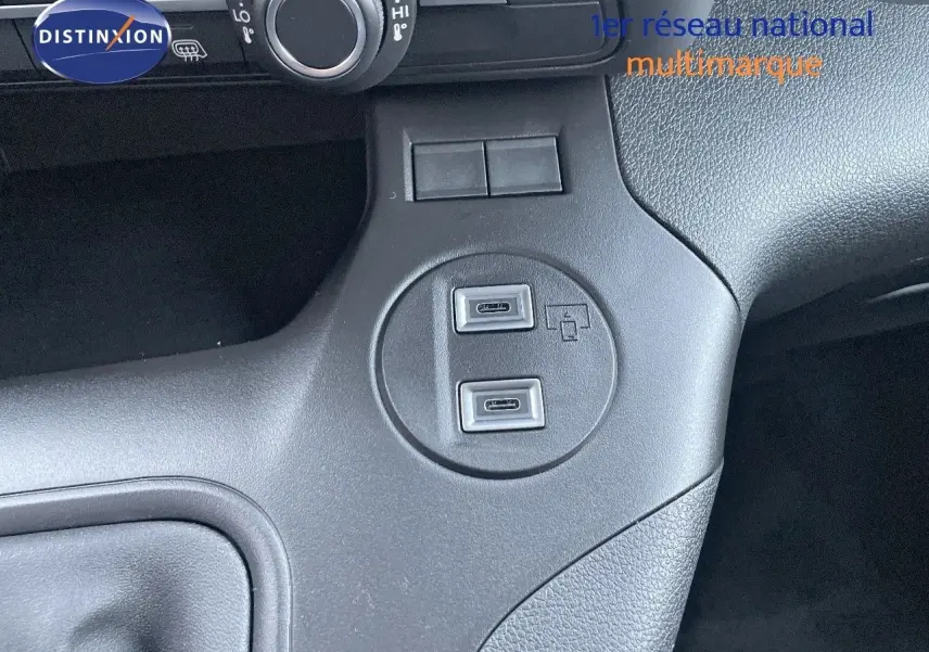 Détail intérieur montrant deux ports USB-C sur la console centrale noire du Peugeot Partner 2025.