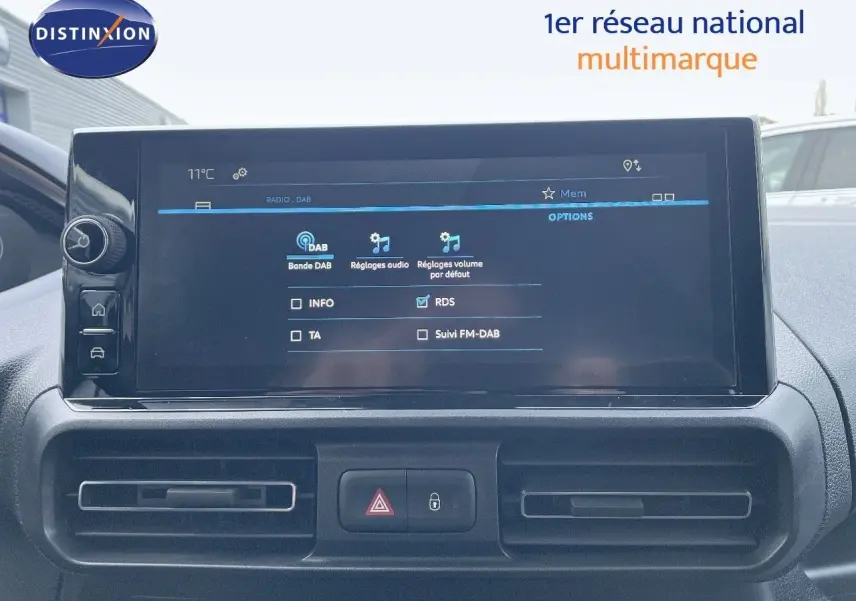 Vue rapprochée de l’écran tactile central du Peugeot Partner 2025, affichant les réglages audio DAB.