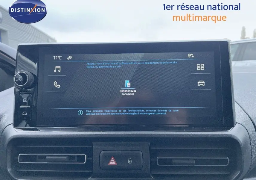 Vue avant du Peugeot Partner 2025 blanc, mettant en valeur sa calandre et ses phares distinctifs.