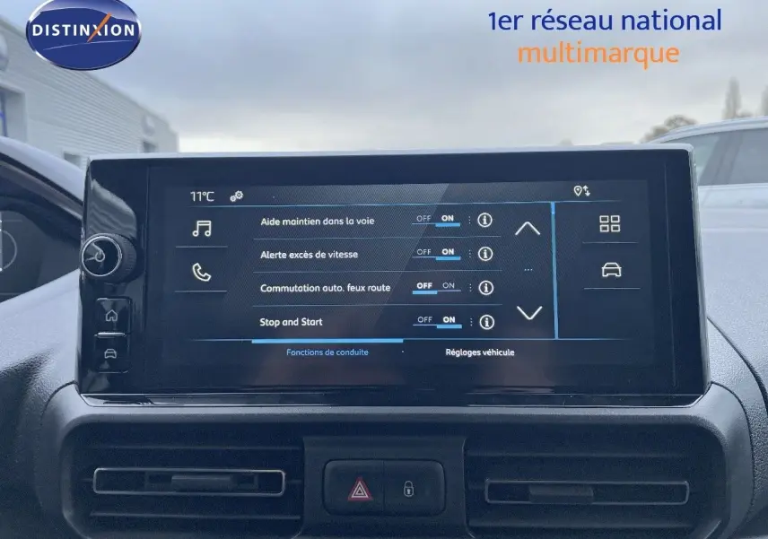 Vue intérieure du tableau de bord du Peugeot Partner 2025, écran tactile affichant les aides à la conduite.