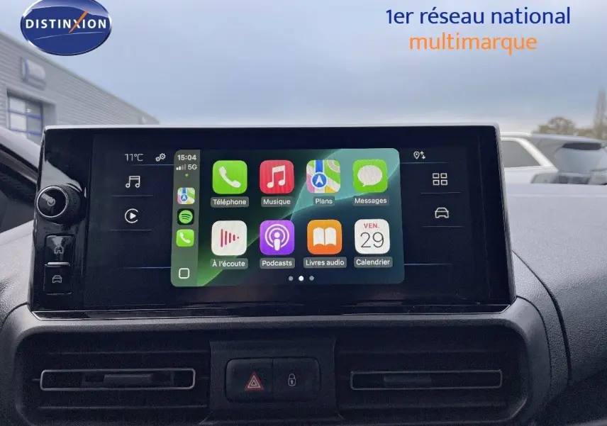 Écran tactile central affichant les applications connectées, tableau de bord noir du Peugeot Partner 2025.