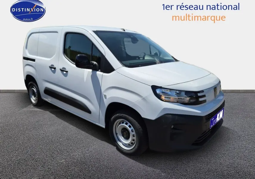 Vue 3/4 avant droite du Peugeot Partner 2025 blanc, version utilitaire avec protections noires sur les portières.