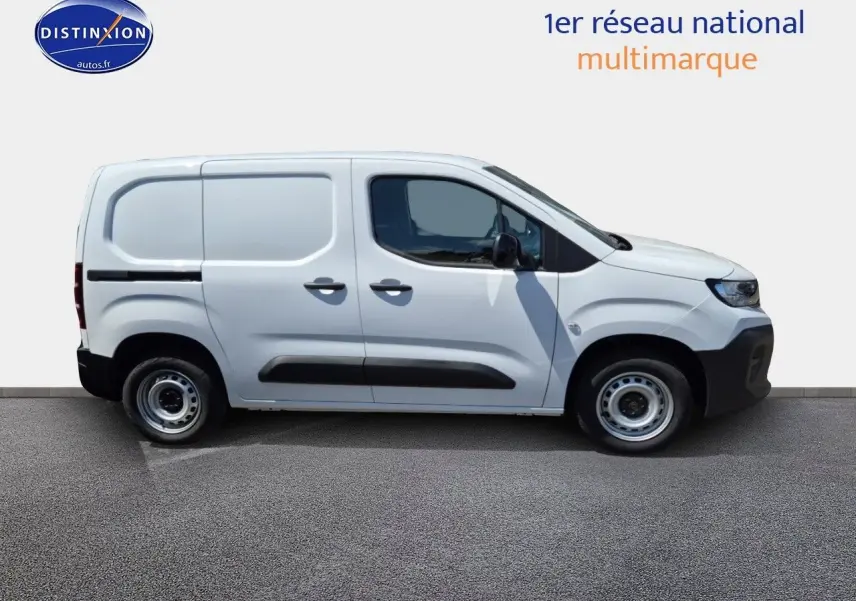 Profil côté droit d'un utilitaire blanc Peugeot Partner 2025 M 650kg BlueHDi 100ch avec protections noires sur les portières.