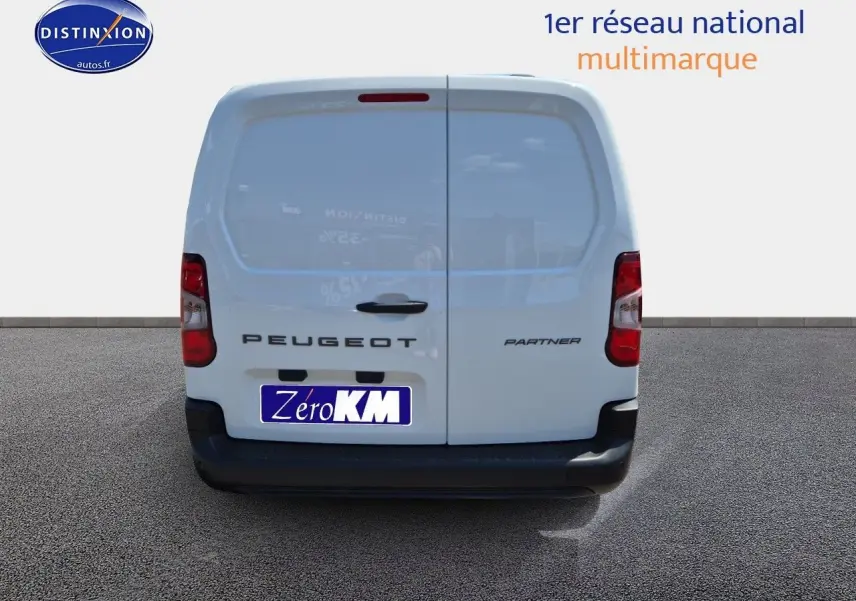 Vue arrière d'un utilitaire blanc Peugeot Partner 2025 avec portes battantes et logo bien visible.