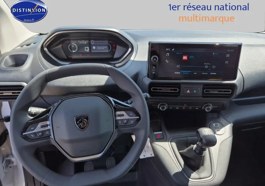 Intérieur du Peugeot Partner 2025, vue du poste de conduite avec volant compact et écran tactile central noir.