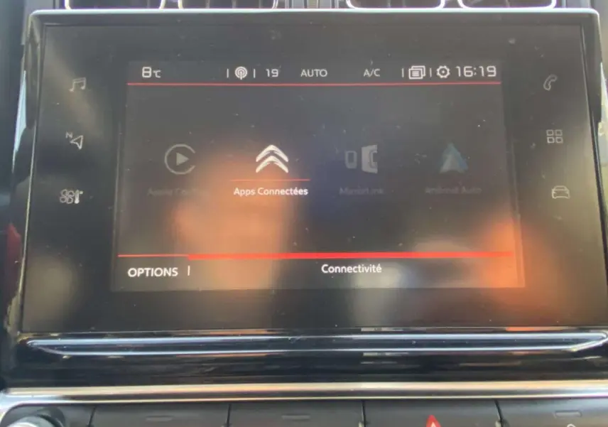 Écran tactile central de la Citroën C3 2017 noir toit rouge, affichant le menu connectivité avec commandes tactiles.