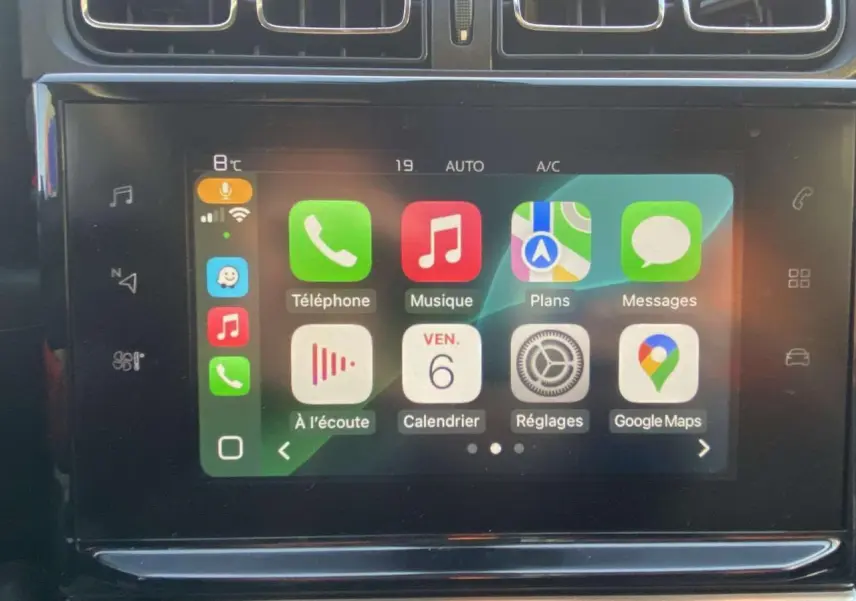 Écran tactile 7 pouces du système CITROËN Connect Nav dans une Citroën C3 noire toit rouge, affichant les applications connectées.