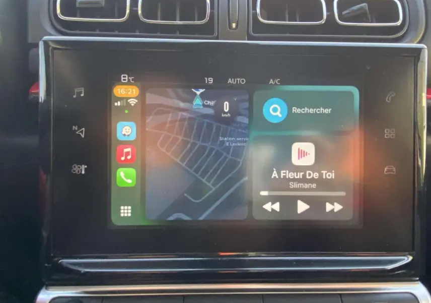 Écran tactile central de la Citroën C3 2017 affichant la navigation et la musique, avec aérateurs rectangulaires noirs.
