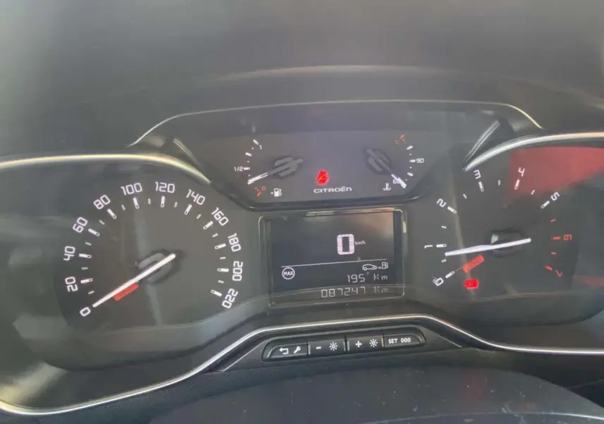 Tableau de bord de Citroën C3 2017, affichage numérique au centre avec compte-tours et vitesse à zéro