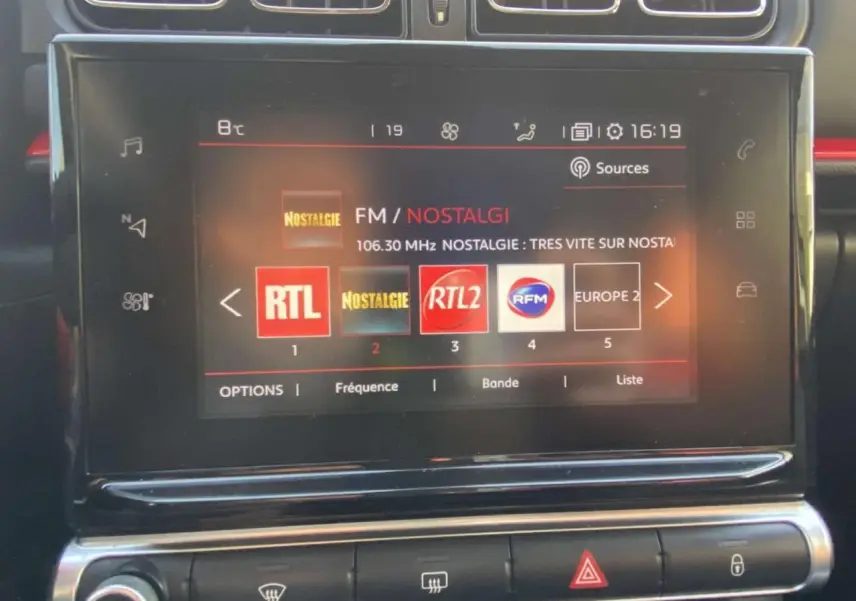 Écran tactile CITROËN Connect Nav affichant les radios FM dans l’habitacle d’une Citroën C3 noire toit rouge.