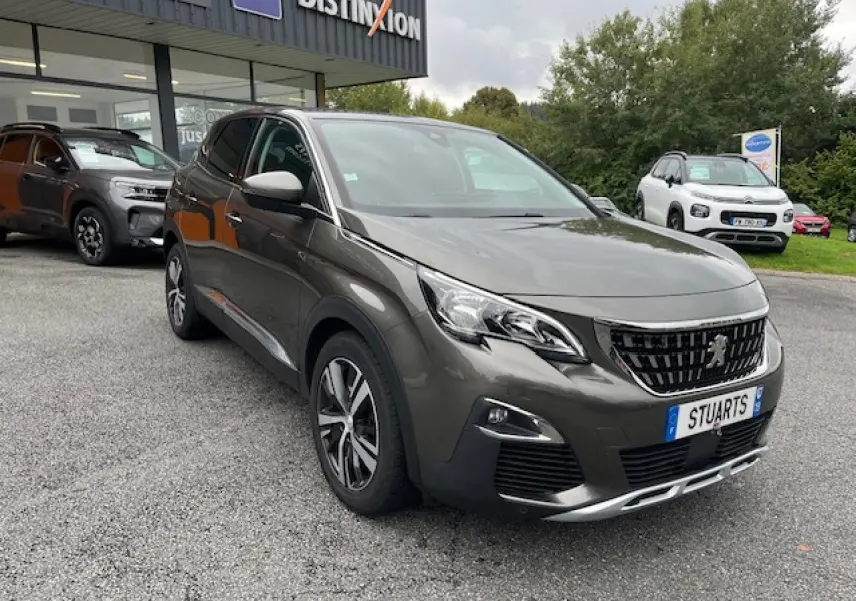 Peugeot 3008 gris Amazonite en 3/4 avant droit, avec jantes alliage et calandre noire brillante.