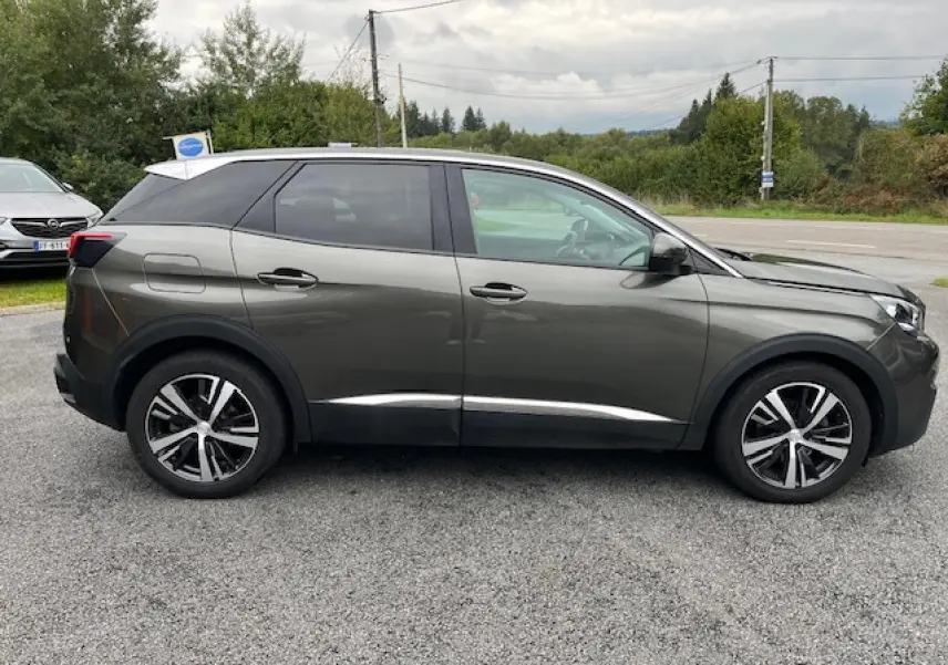 Profil côté droit du Peugeot 3008 gris Amazonite 2019 avec jantes alliage et toit noir contrasté.