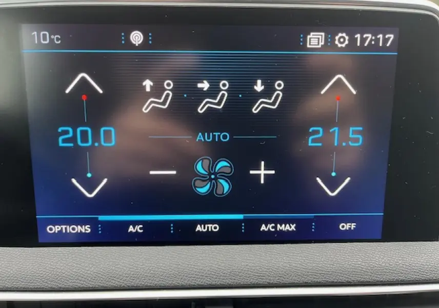 Écran tactile de la climatisation automatique du Peugeot 3008 gris Amazonite, affichant températures à 20 et 21,5 degrés.