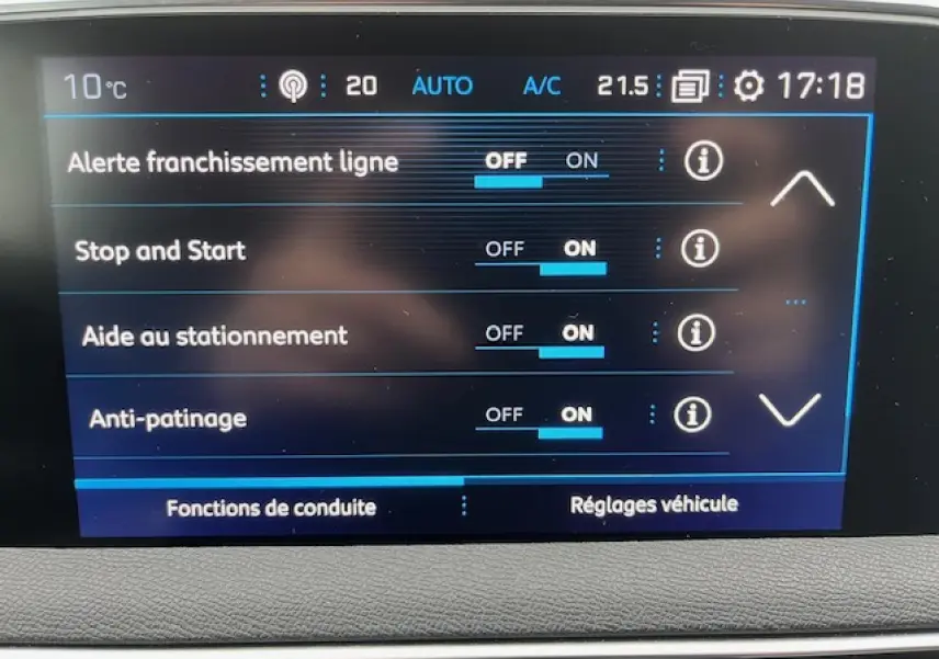 Écran tactile du tableau de bord du Peugeot 3008 gris Amazonite montrant les réglages d'aides à la conduite activées.