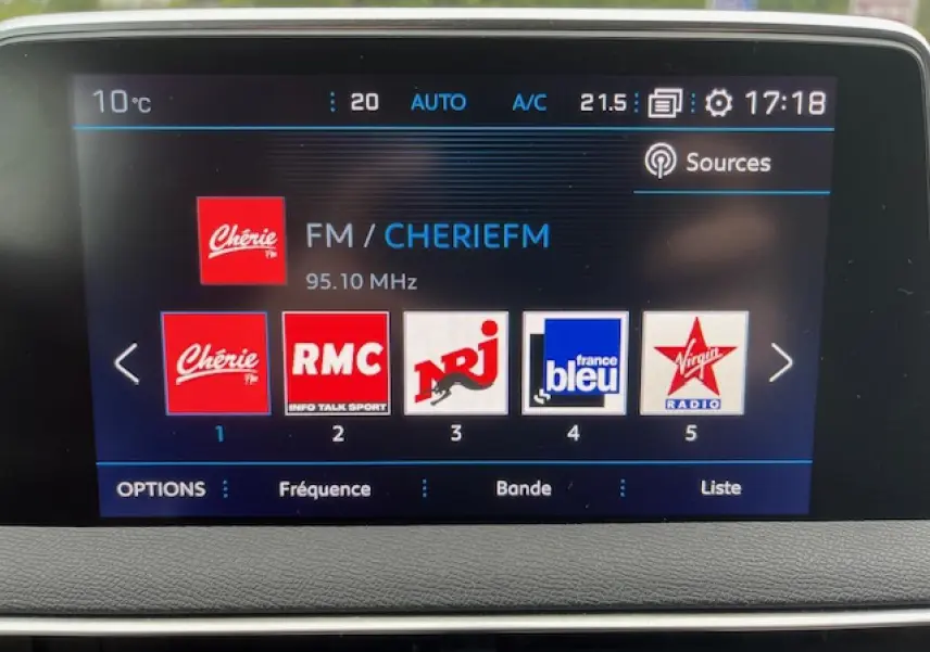 Écran tactile du GPS couleur du Peugeot 3008 2019 montrant les stations radio FM avec interface claire et moderne.