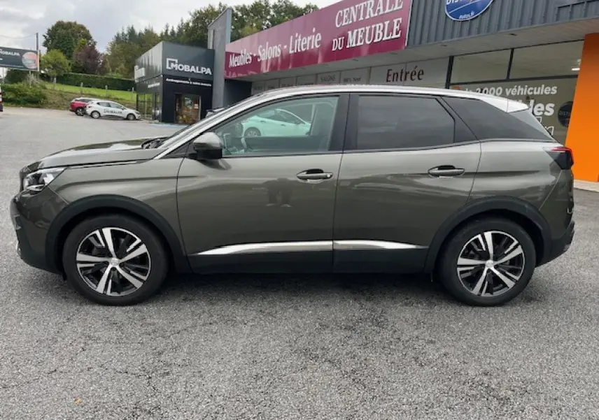 Profil côté gauche du Peugeot 3008 gris Amazonite 2019, avec jantes alliage et vitres teintées.