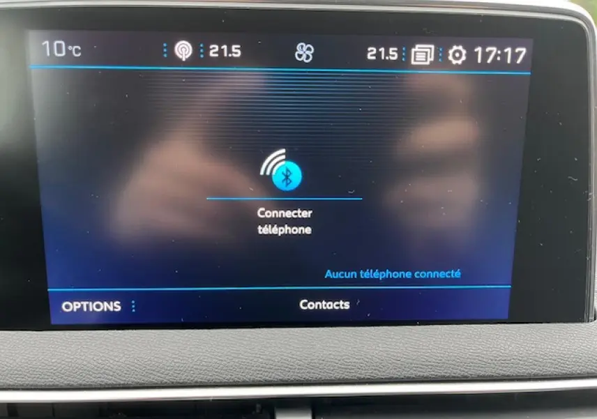 Écran tactile central du Peugeot 3008 gris Amazonite de 2019 affichant la connexion Bluetooth pour téléphone.