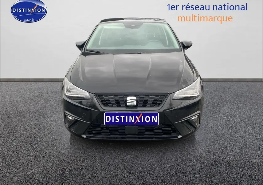 Vue frontale d'une SEAT Ibiza noir minuit avec phares full LED et calandre hexagonale distinctive.