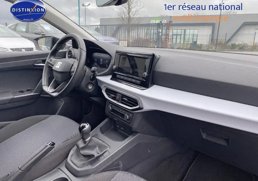 Intérieur côté conducteur de la SEAT Ibiza 1.0 TSI 95 Copa 2025, volant cuir méplat et écran tactile central.