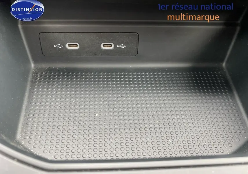 Gros plan sur la console centrale avec deux ports USB-C dans une SEAT Ibiza noir minuit 2025.