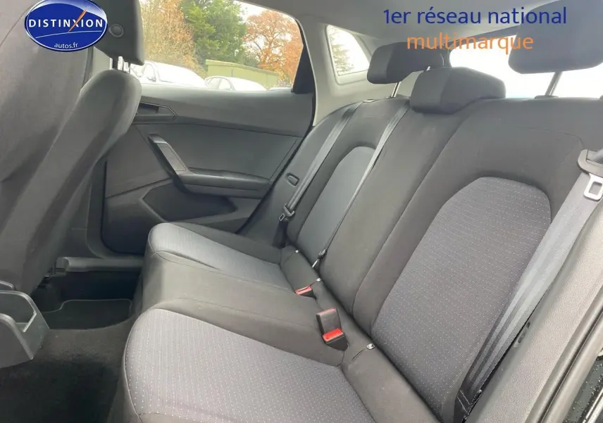 Vue intérieure sur la banquette arrière grise de la SEAT Ibiza 2025, avec appuie-têtes et ceintures visibles.