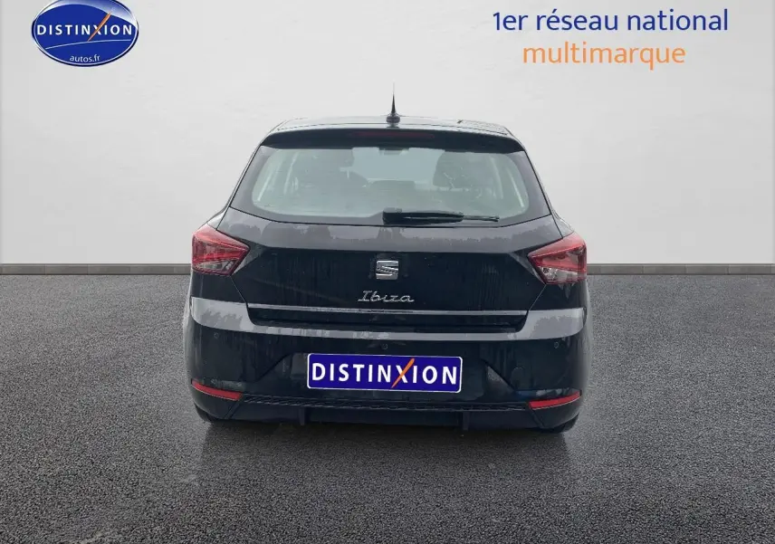 Vue arrière d'une SEAT Ibiza noir minuit 2025 avec logo Ibiza manuscrit et feux arrière anguleux.