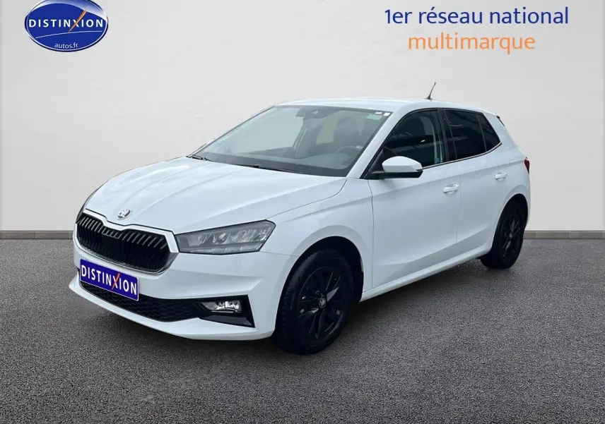 Skoda Fabia blanche vue en 3/4 avant droit avec jantes noires et vitres teintées sur fond neutre.